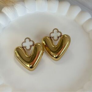 ◾️18k Gold Plated Heart White Flower Stud